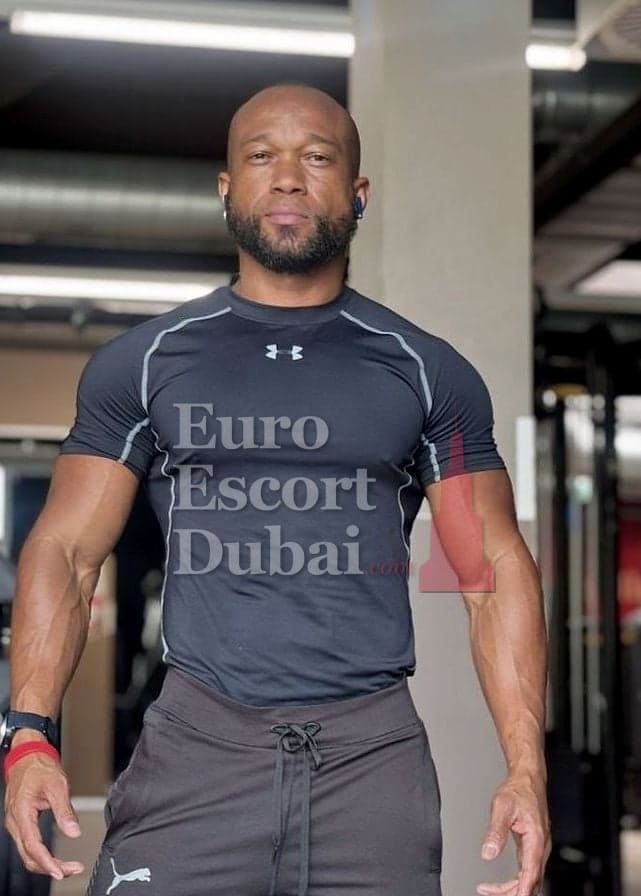 Stefan, 39, escort in Dubai — 170 cm, black hair (photo 2 of 10)