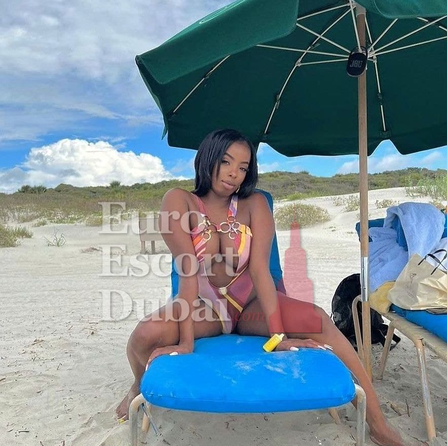 Zuri, 25, escort in Dubai — 170 cm, black hair (photo 2 of 4)