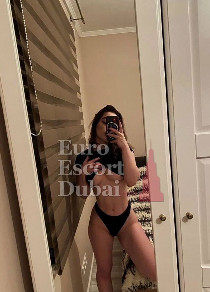Gwen, 24, escort in Umm Al Quwain — 163 cm, brown hair (photo 4 of 10)