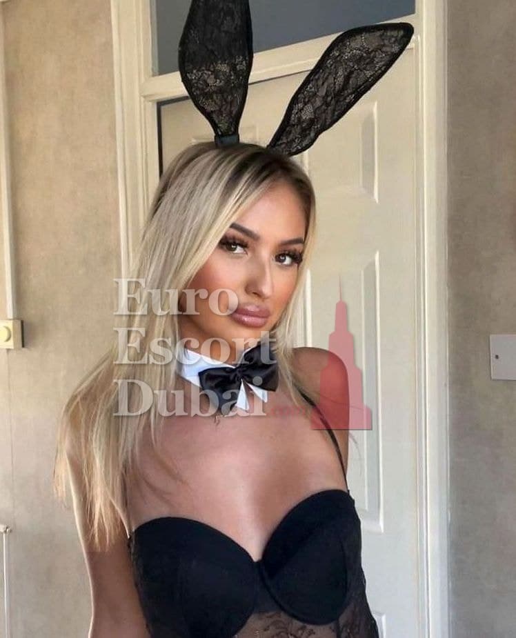 Indah, 25, escort in Dubai — blonde hair, Indonesian (photo 1 of 5)