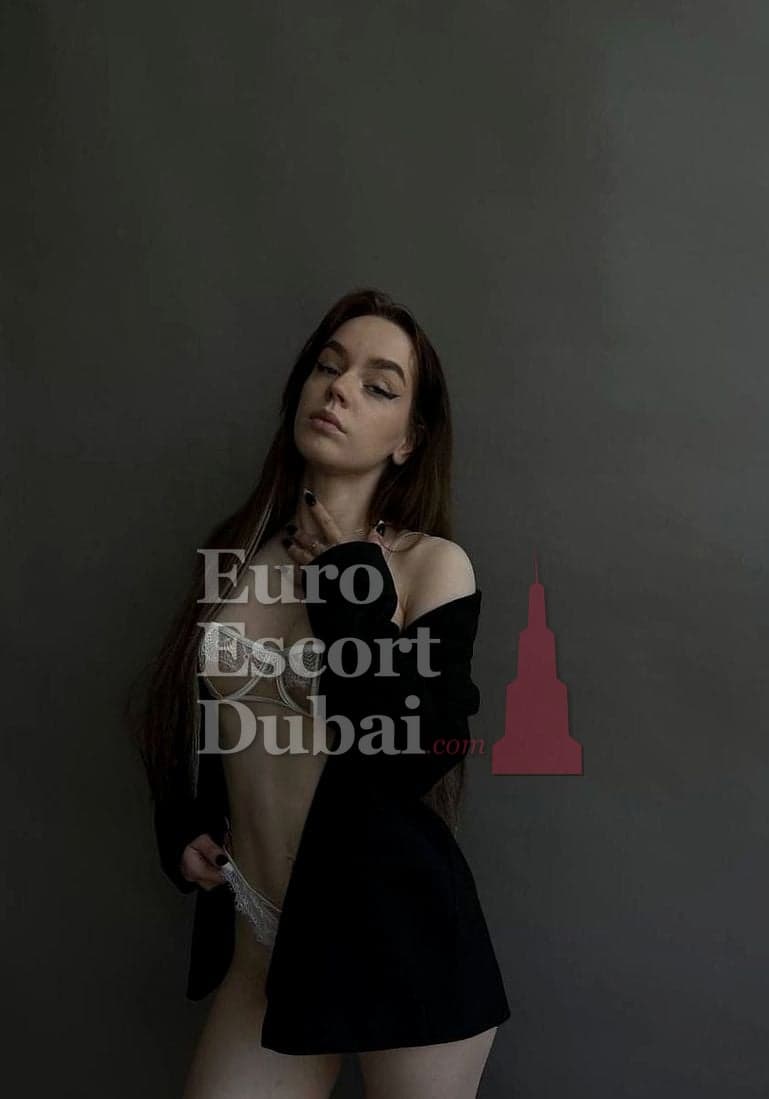 Gwen, 24, escort in Umm Al Quwain — brown hair, 163 cm (photo 9 of 10)