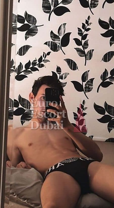 Chris, 31, escort in Fujairah — 188 cm, black hair (photo 6 of 8)