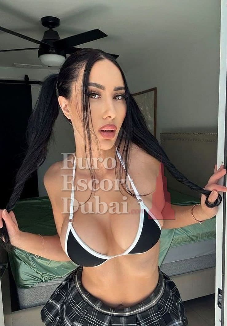 Tina, 24, escort in Ajman — 170 cm, black hair (photo 6 of 9)