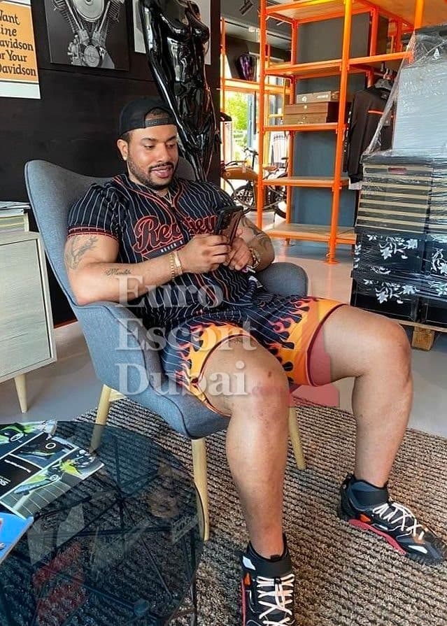 William, 29, escort in Dubai — 188 cm, black hair (photo 10 of 11)