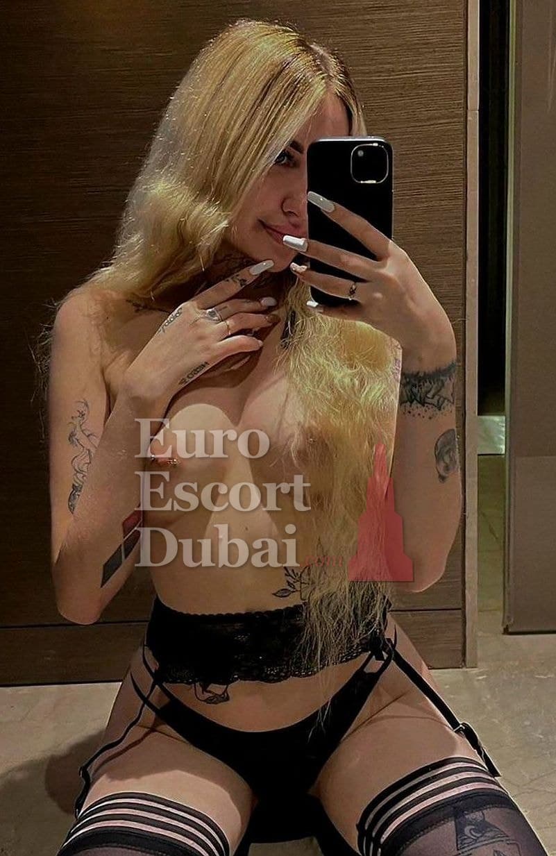 Denise, 25, escort in Dubai — blonde hair, 167 cm (photo 7 of 8)