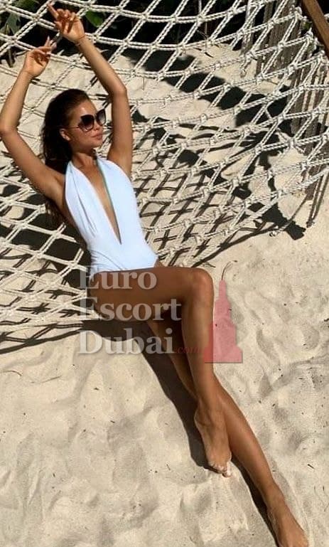 Francesca, 45, escort in Abu Dhabi — brown hair, 160 cm (photo 3 of 7)
