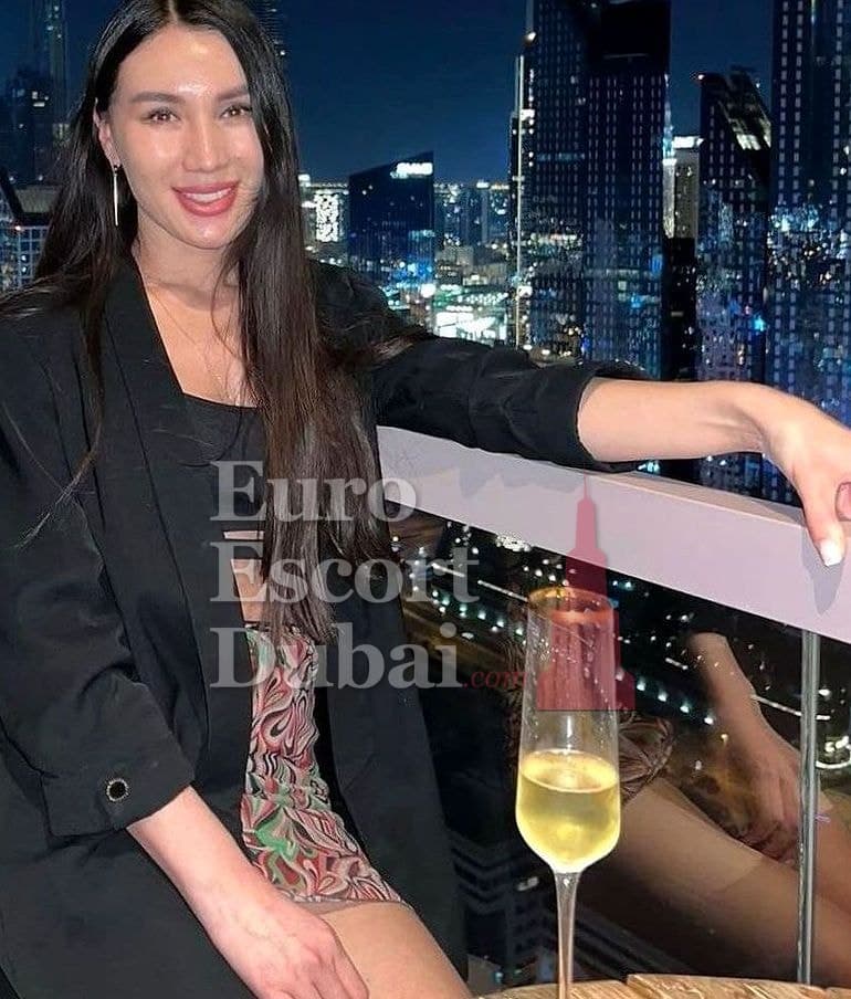 Viola, 33, escort in Dubai — 170 cm, brown hair (photo 12 of 13)