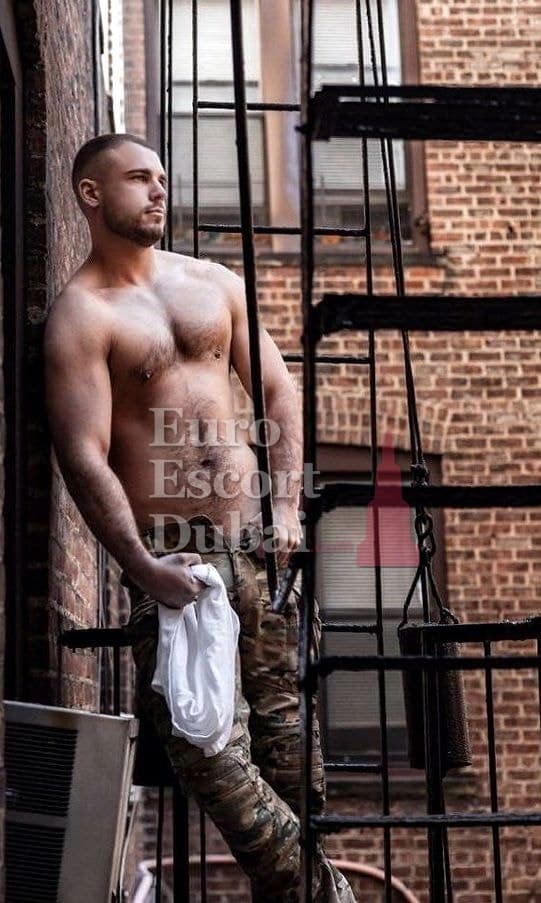 Ryan, 24, escort in Dubai — brown hair, 195 cm (photo 13 of 13)