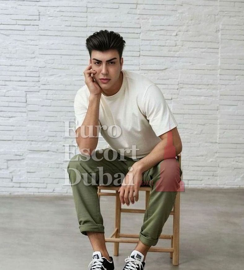 Nolan, 26, escort in Dubai — black hair, 190 cm (photo 3 of 6)