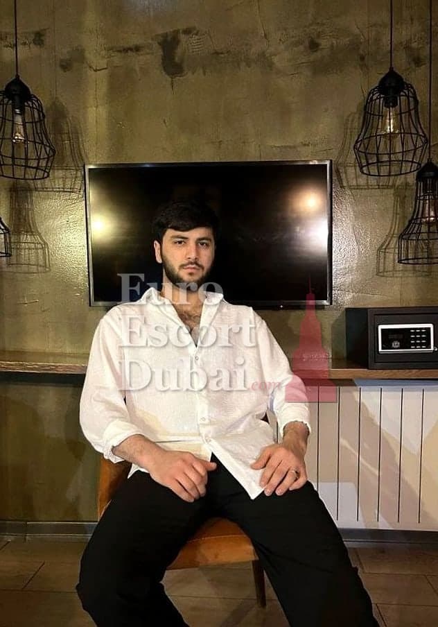 Caleb, 21, escort in Dubai — 178 cm, black hair (photo 2 of 12)
