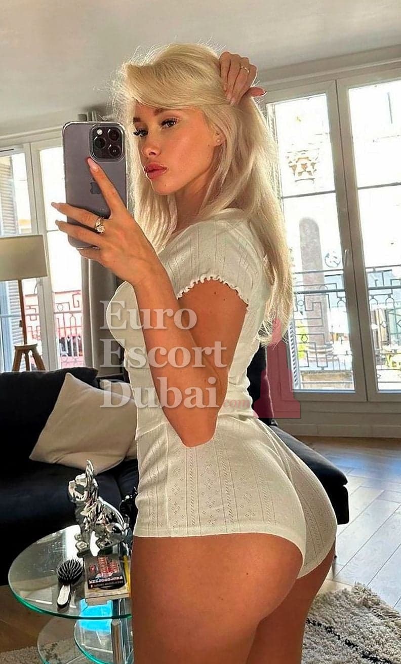 Karina, 29, escort in Dubai — 170 cm, blonde hair (photo 8 of 10)
