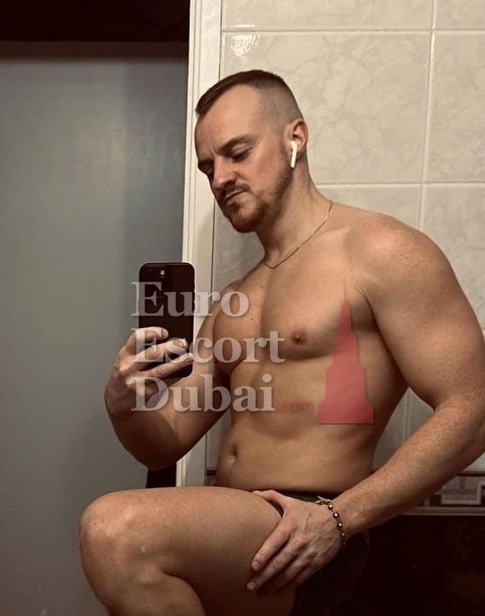 Louis, 38, escort in Dubai — 170 cm, black hair (photo 4 of 5)