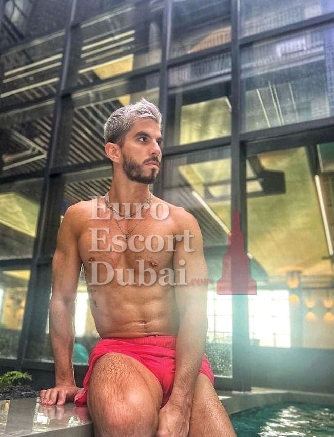 Jules, 27, escort in Dubai — blonde hair, 180 cm (photo 5 of 6)