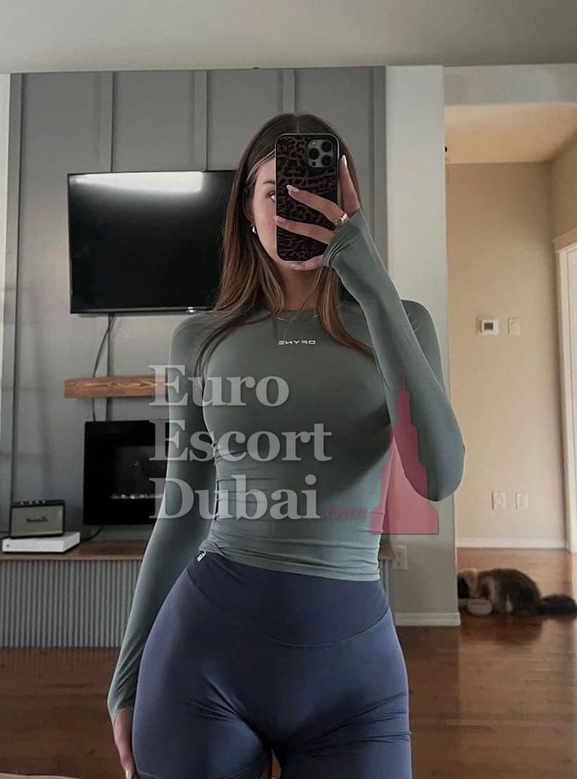 June, 28, escort in Abu Dhabi — 177 cm, brown hair (photo 2 of 4)