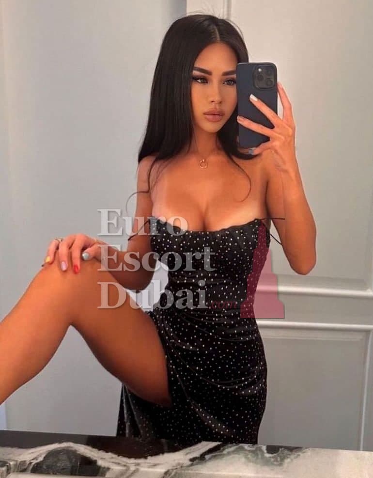 Stine, 23, escort in Dubai — French, 168 cm (photo 2 of 6)