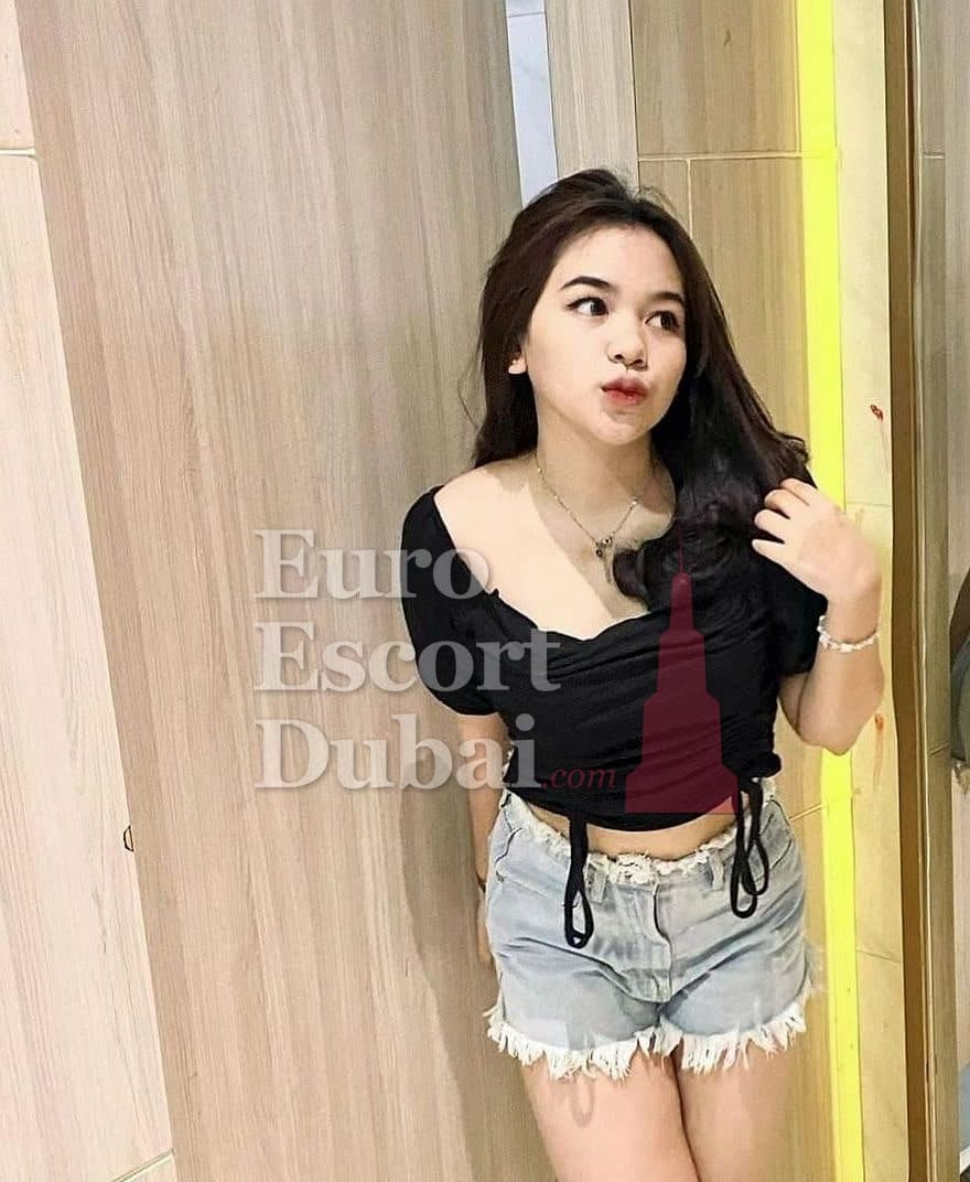 Putri, 25, escort in Dubai — Indonesian, 166 cm (photo 5 of 5)