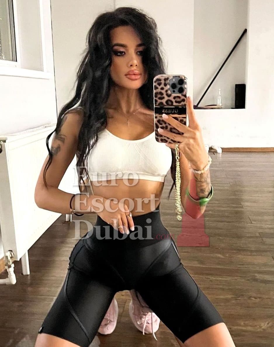 Yvonne, 27, escort in Dubai — black hair, 173 cm (photo 9 of 10)