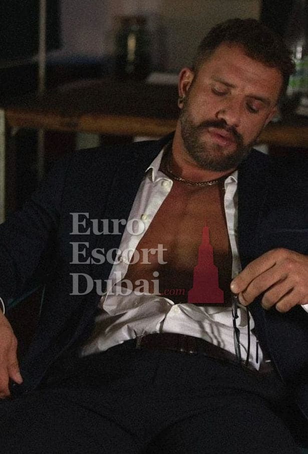 Aaron, 32, escort in Ajman — 183 cm, brown hair (photo 2 of 11)