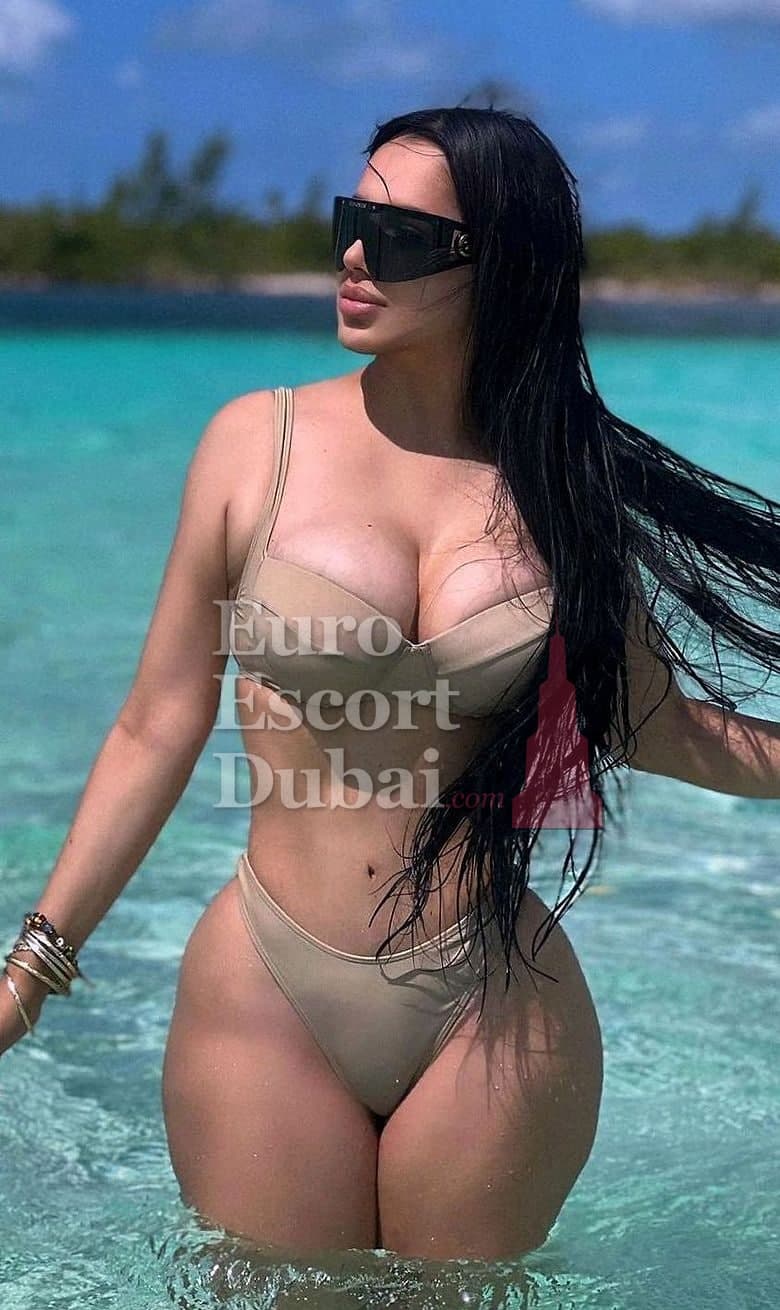 Rosalie, 26, escort in Dubai — 166 cm, brown hair (photo 2 of 7)