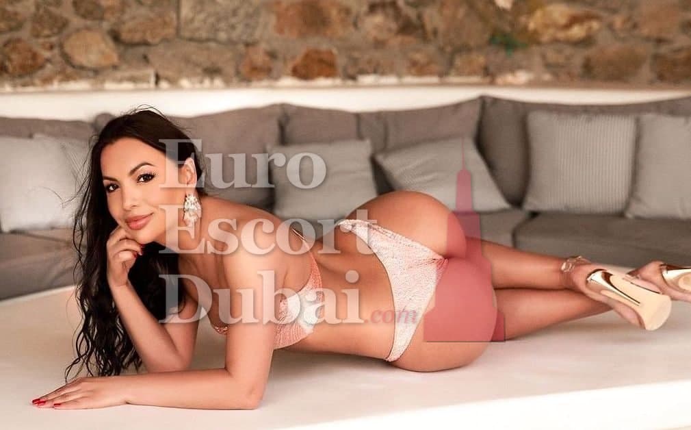 Edda, 28, escort in Dubai — 170 cm, brown hair (photo 3 of 4)