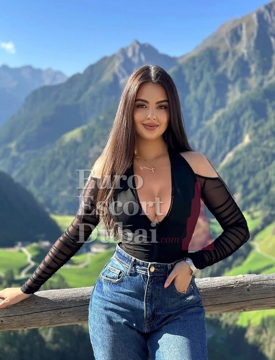 Louise, 20, escort in Al Ain — brown hair, French (photo 4 of 6)