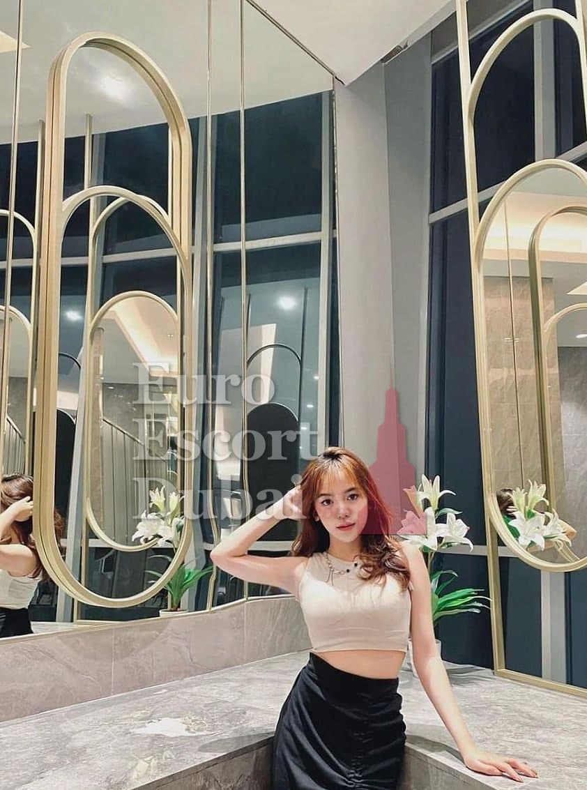 Putri, 25, escort in Dubai — blonde hair, Indonesian (photo 1 of 5)