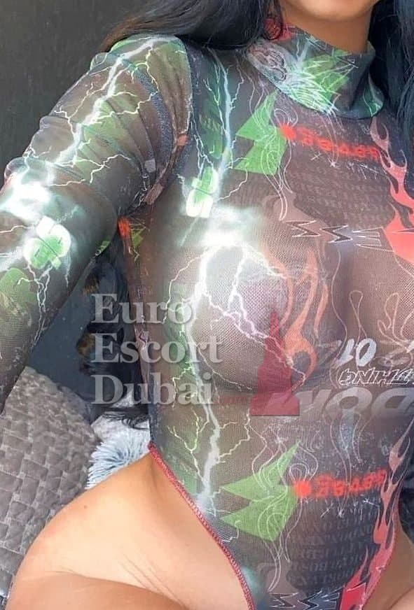Zainab, 33, escort in Abu Dhabi — 170 cm, black hair (photo 10 of 10)