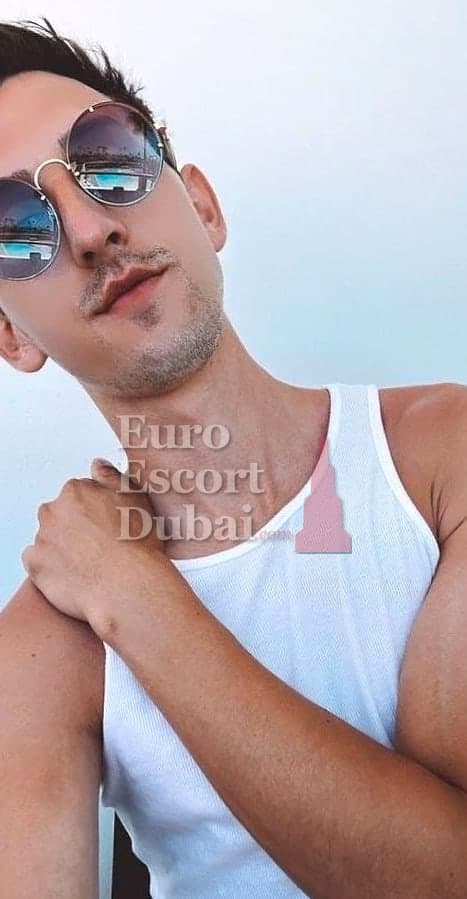 Chris, 31, escort in Fujairah — 188 cm, black hair (photo 8 of 8)