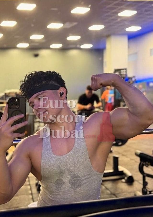 Cameron, 28, escort in Dubai — black hair, 175 cm (photo 3 of 13)