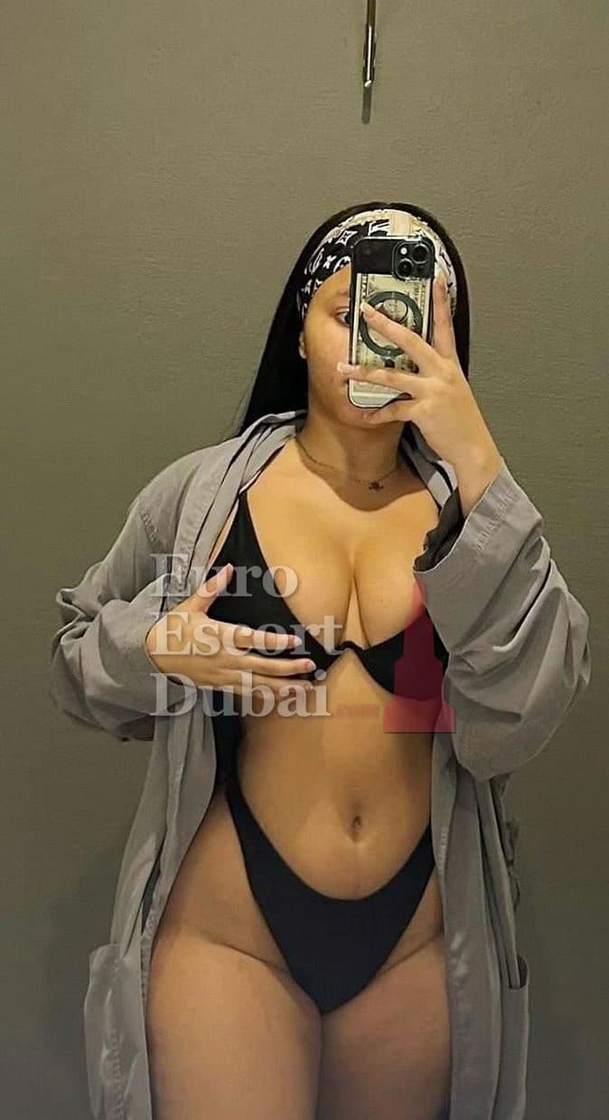 Amina, 29, escort in Dubai — black hair, 168 cm (photo 1 of 4)