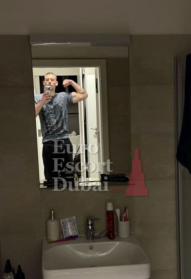 Luke, 20, escort in Abu Dhabi — black hair, 195 cm (photo 5 of 7)