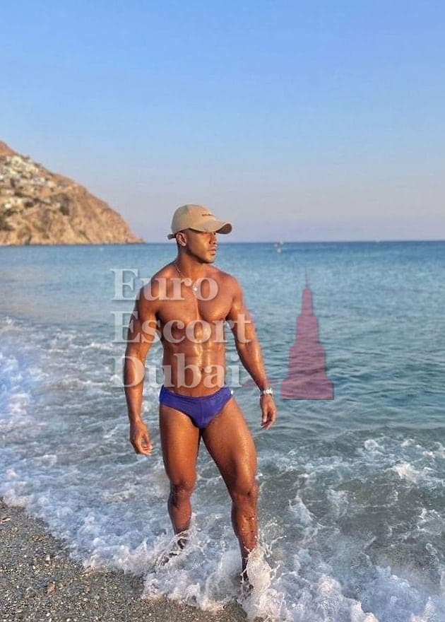 Liam, 26, escort in Ajman — 180 cm, black hair (photo 10 of 13)