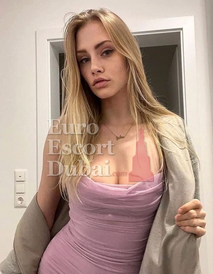 Carrie, 21, escort in Abu Dhabi — French, 168 cm (photo 5 of 7)