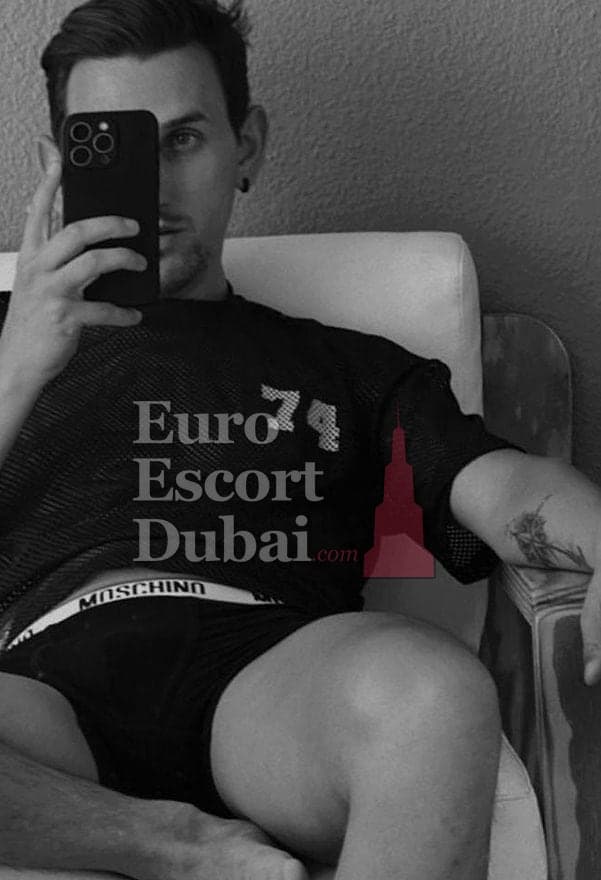 Chris, 31, escort in Fujairah — black hair, 188 cm (photo 1 of 8)