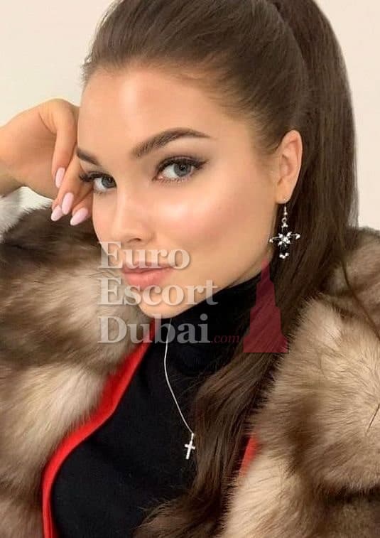 Francesca, 45, escort in Abu Dhabi — brown hair, 160 cm (photo 7 of 7)