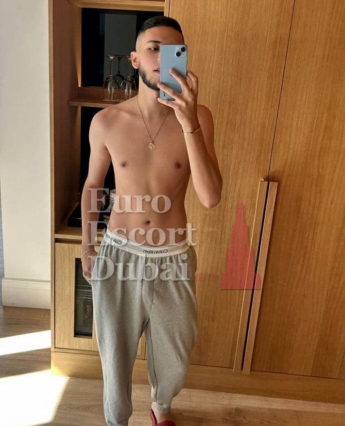 Gustavo, 22, escort in Sharjah — 180 cm, black hair (photo 2 of 10)