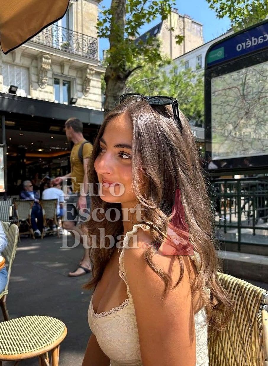 Layla, 29, escort in Fujairah — brown hair, 167 cm (photo 7 of 7)