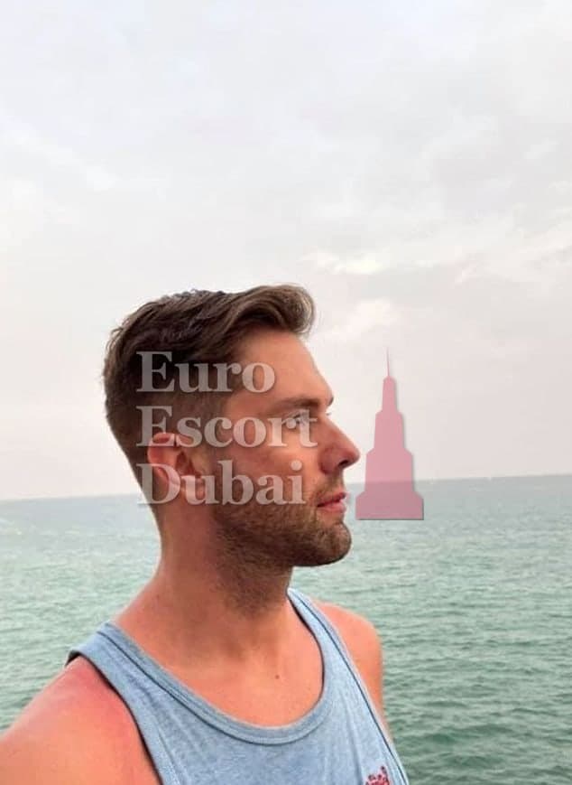 Kevin, 40, escort in Dubai — brown hair, 193 cm (photo 3 of 12)