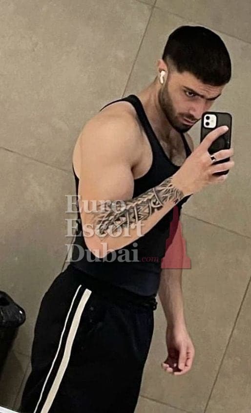 Hunter, 25, escort in Dubai — 178 cm, black hair (photo 2 of 6)