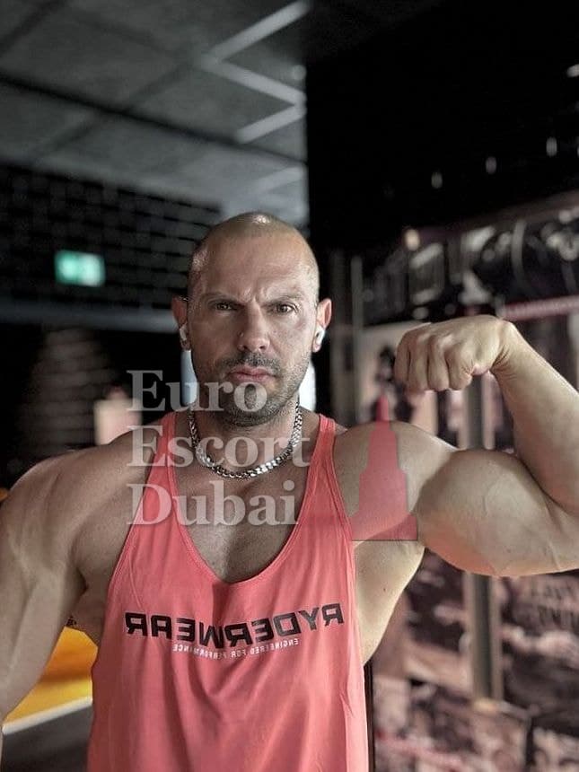 Zane, 38, escort in Dubai — 178 cm, black hair (photo 6 of 11)