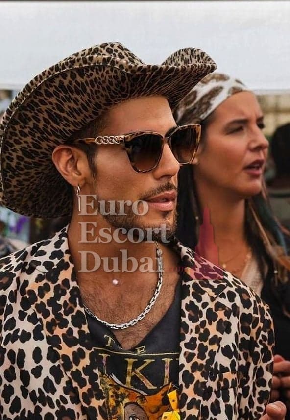 Gabriel, 38, escort in Dubai — brown hair, 183 cm (photo 7 of 13)