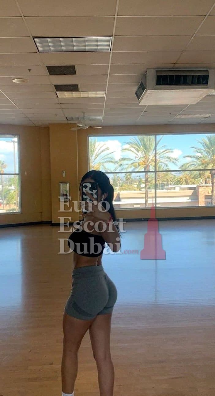 Mina, 25, escort in Dubai — black hair, 168 cm (photo 5 of 10)