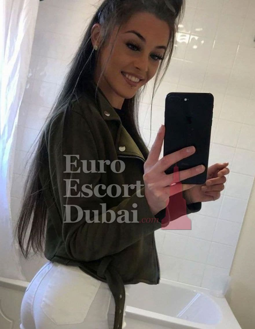 Darcy, 23, escort in Abu Dhabi — brown hair, 172 cm (photo 1 of 7)