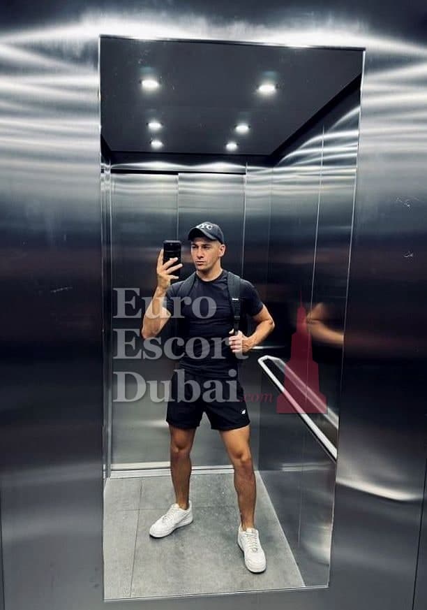 Brandon, 26, escort in Dubai — brown hair, 178 cm (photo 13 of 13)