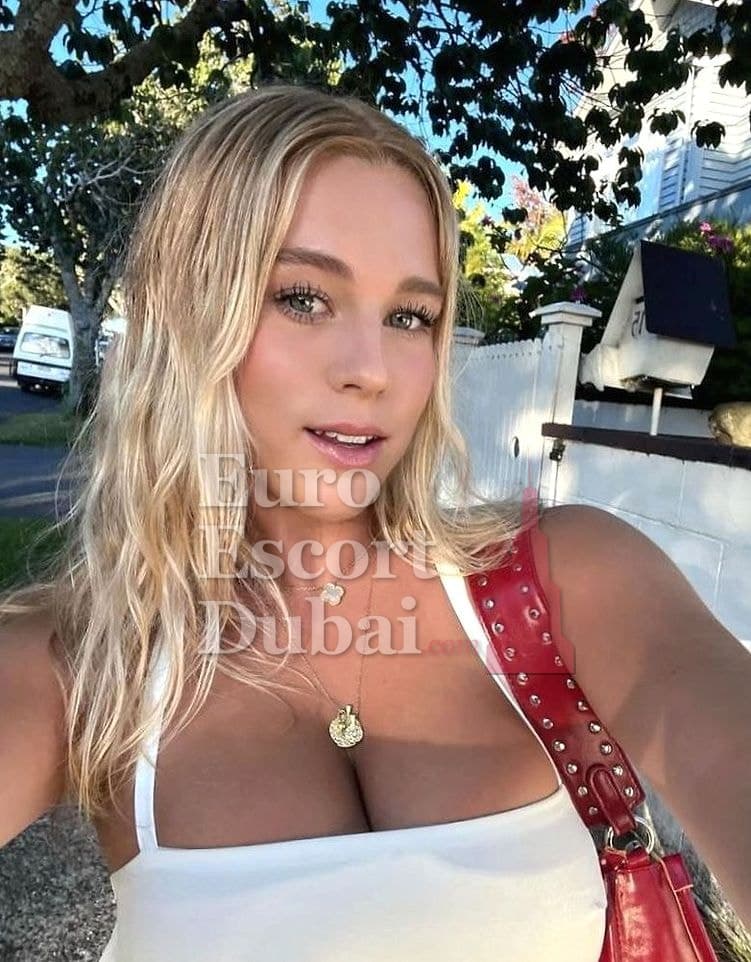 Rebecca, 20, escort in Abu Dhabi — French, 169 cm (photo 5 of 6)