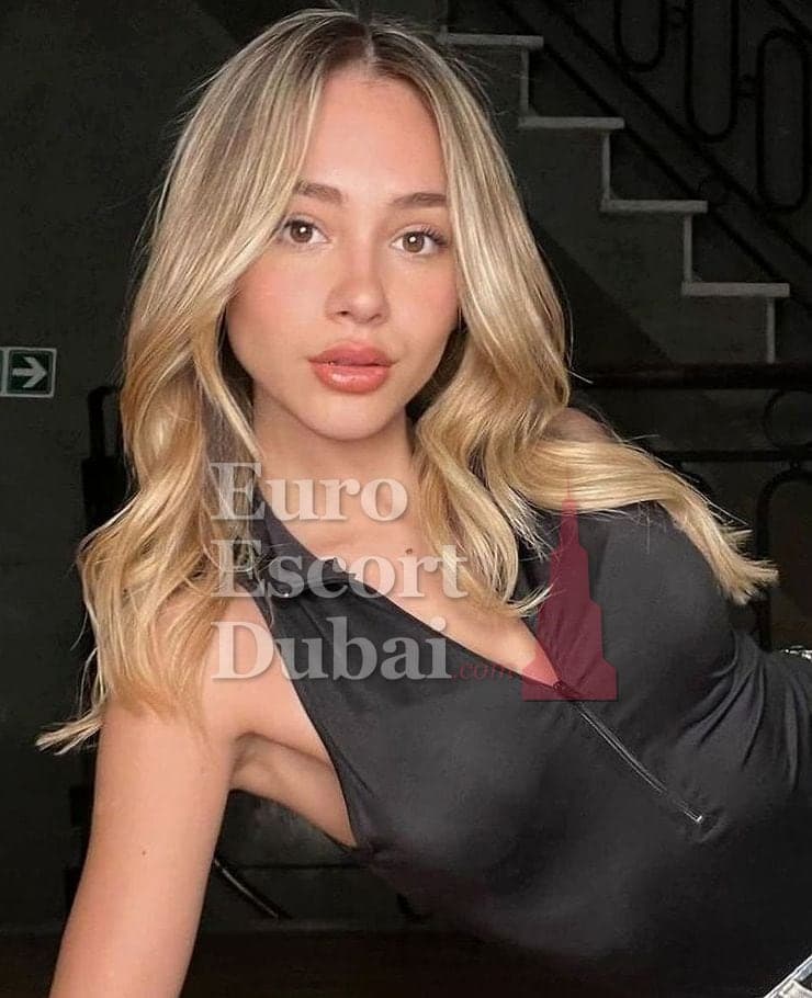 Nell, 21, escort in Dubai — blonde hair, French (photo 4 of 6)