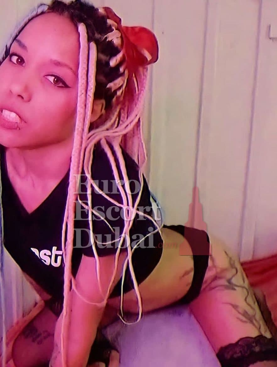 Reyna, 25, escort in Dubai — 166 cm, black hair (photo 2 of 6)
