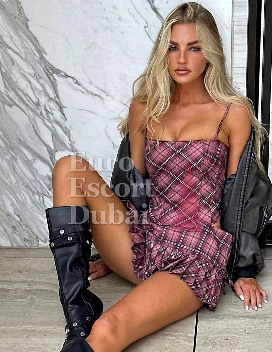 Cora, 20, escort in Dubai — French, 170 cm (photo 5 of 6)