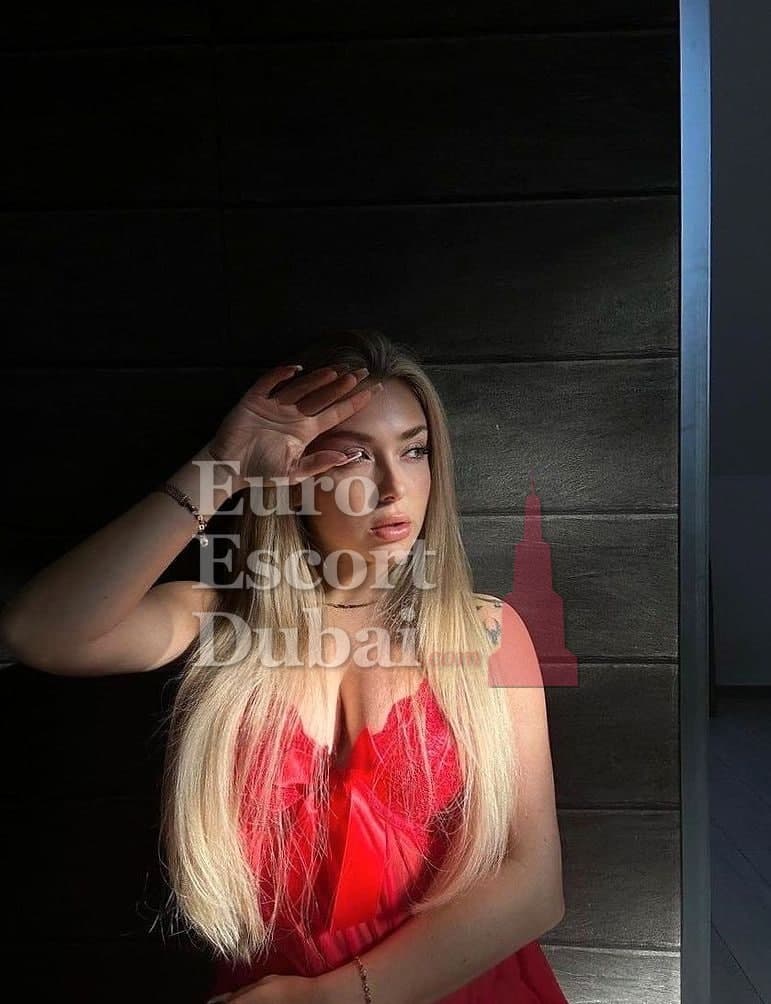 Peyton, 25, escort in Abu Dhabi — 165 cm, blonde hair (photo 3 of 5)