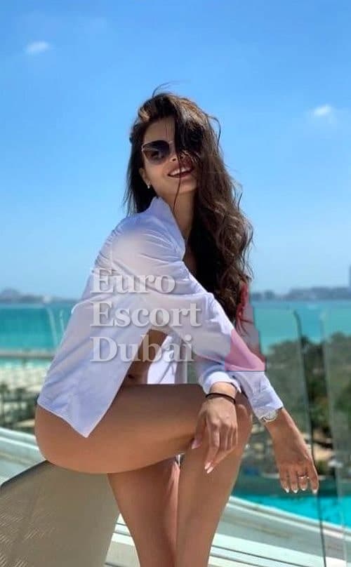Francesca, 45, escort in Abu Dhabi — brown hair, 160 cm (photo 1 of 7)